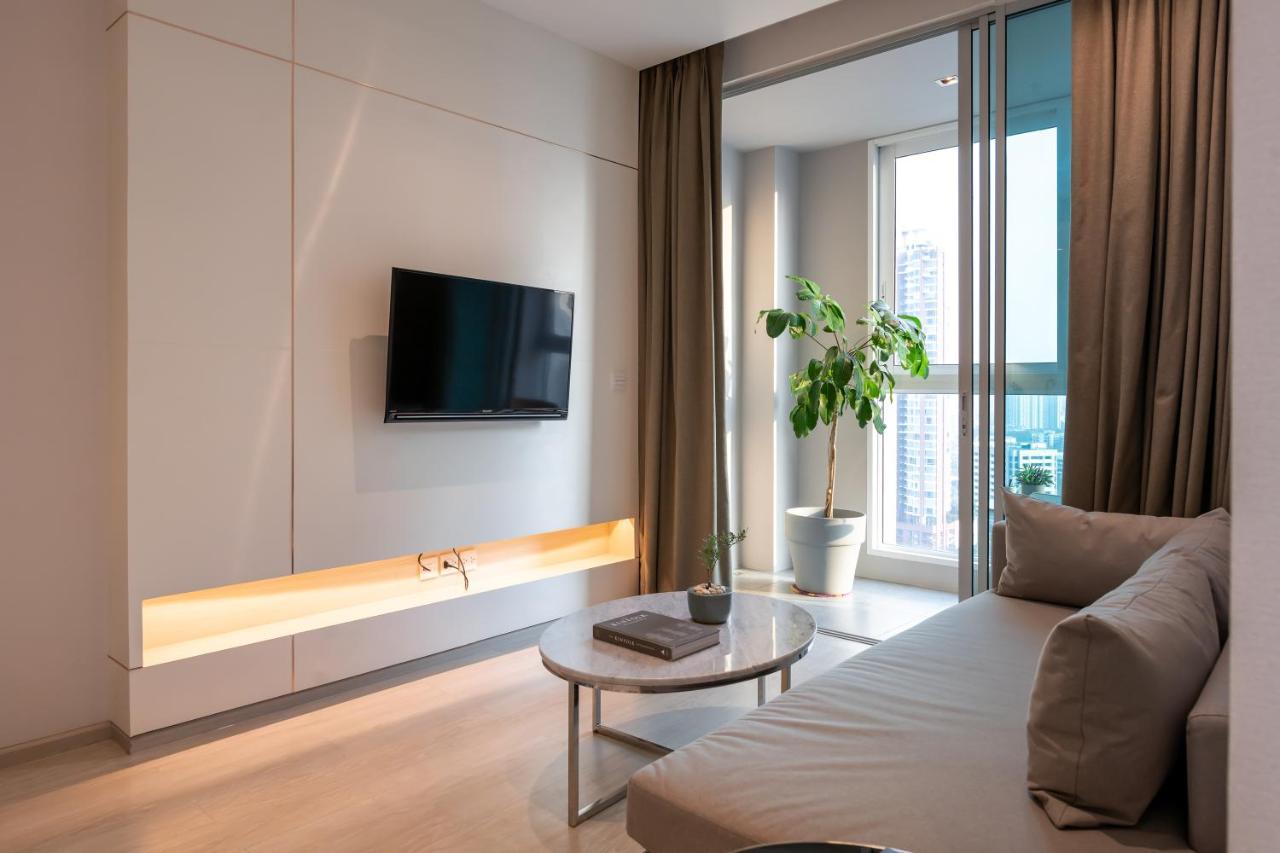 Jasmine 59 Hotel Бангкок Экстерьер фото A living room in a serviced apartment in Hong Kong