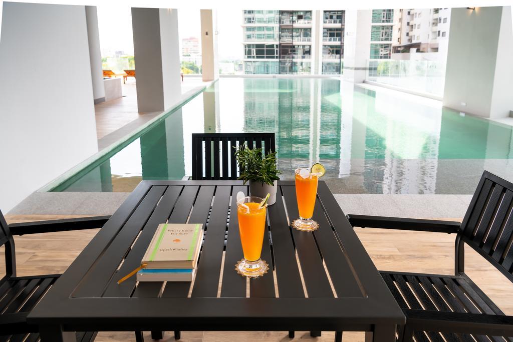 Jasmine 59 Hotel Бангкок Экстерьер фото A poolside table and chairs