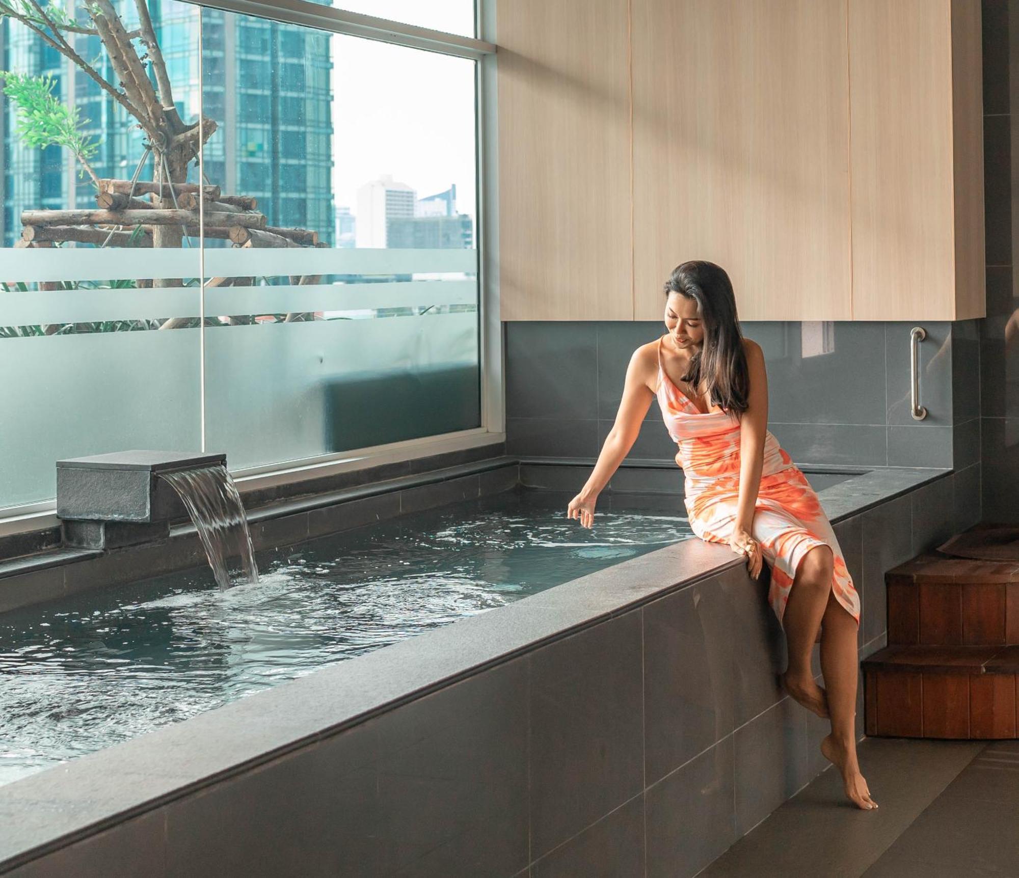 Jasmine 59 Hotel Бангкок Экстерьер фото A woman in a modern onsen