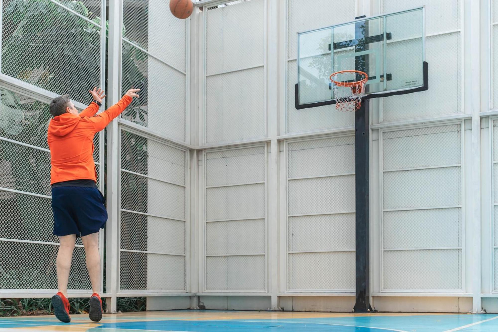 Jasmine 59 Hotel Бангкок Экстерьер фото Basketball player shooting a layup