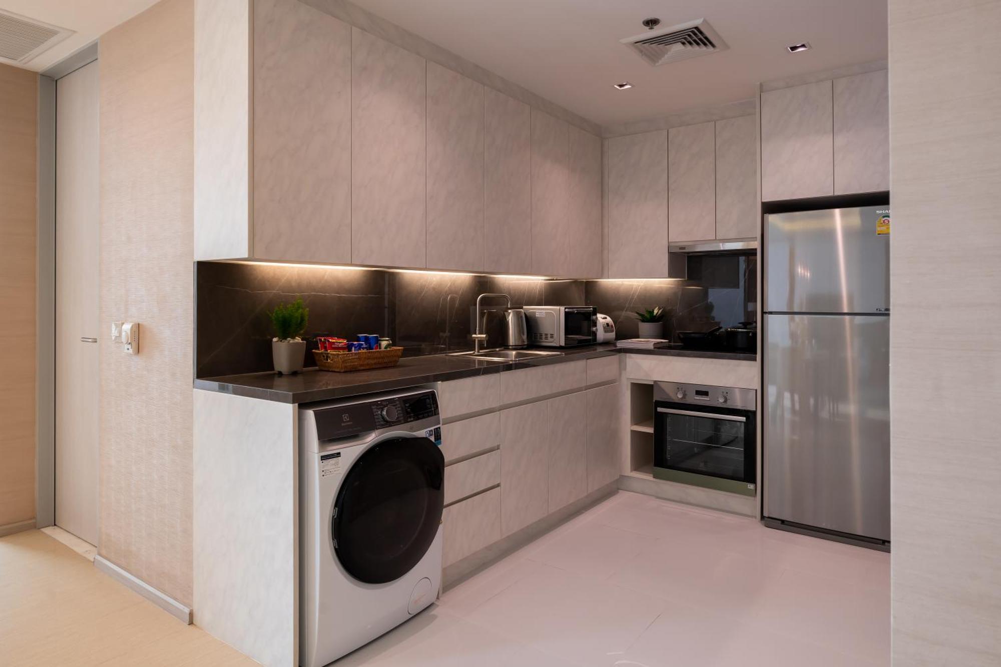 Jasmine 59 Hotel Бангкок Экстерьер фото A kitchen in a residential apartment